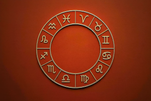 зодиакальный круг с 12 символами знаков зодиака на светлом фоне, гороскоп на 3 марта 2026 года, вторник