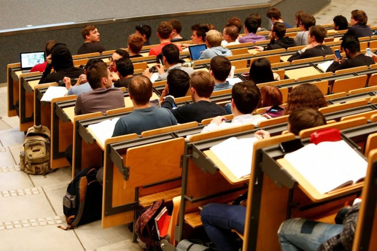 Какие профессии выбирает современная молодёжь: свежие данные о профобразовании в Латвии