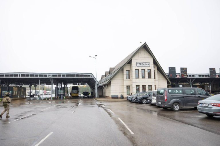 Гражданин Таджикистана на Lexus незаконно прорвался в Латвию через границу с РФ - нарушитель задержан