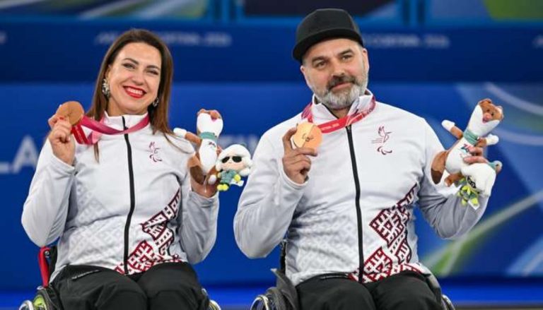 Рижская дума сегодня чествовала бронзовых призёров Паралимпиады по кёрлингу на колясках