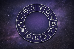 зодиакальный круг со знаками зодиака на мягком нейтральном фоне — иллюстрация к гороскопу на 21 марта 2026 года.