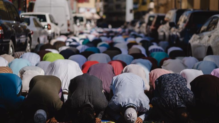 В странах Персидского залива ограничили массовые молитвы под открытым небом