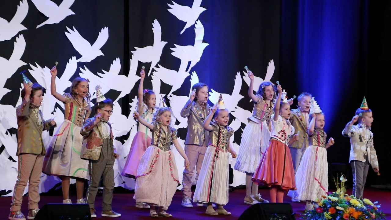 Легендарный детский ансамбль Dzeguzīte («Кукушечка») отмечает 55-летие концертом в Улброке