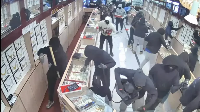 Как в боевике: в Калифорнии ювелирный магазин ограбили за 70 секунд - ущерб составил 1,7 млн долларов