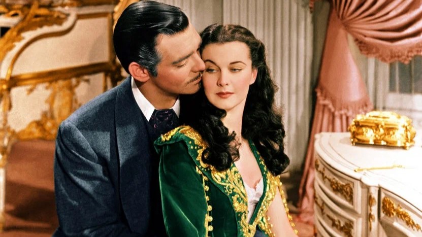 кадр из фильма Унесённые ветром 1939 года - классическая сцена на фоне заката, культовое кино Голливуда