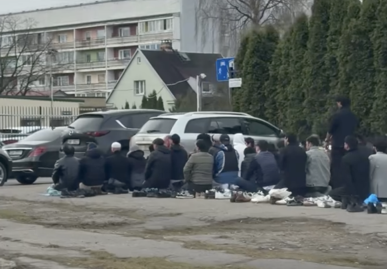 Плявниеки вместо мечети: рижане обсуждают массовую молитву мусульман на улице