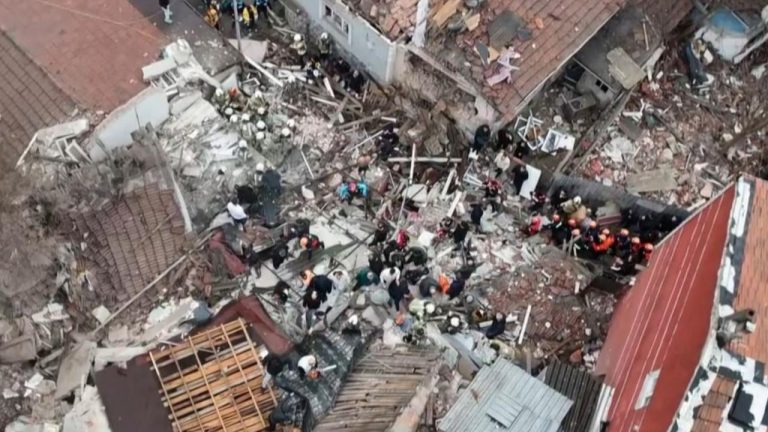 Взрыв в центре Стамбула: обрушились два дома, спасатели ищут выживших