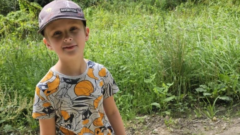 «Зеленая лампа»: 9-летнему Динару из Айзкраукле нужна помощь, чтобы он начал говорить