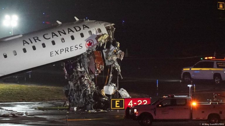 В аэропорту Нью-Йорка самолёт Air Canada врезался в пожарную машину