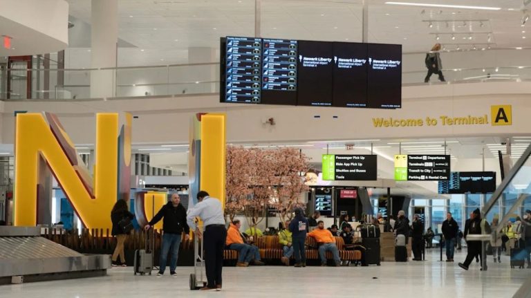 Хаос в аэропорту Ньюарка: эвакуация диспетчерской башни парализовала рейсы