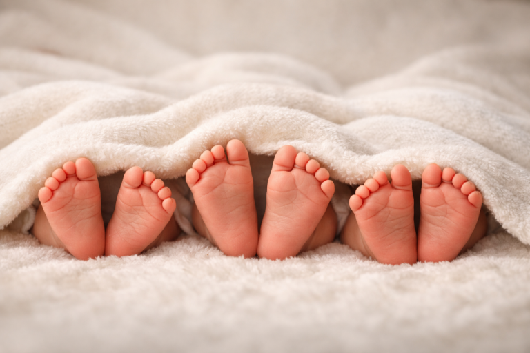 В Латвии родились вторые тройняшки за год - редкое и трогательное событие