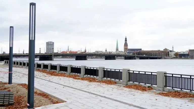 Рижские власти заставят строителей переделывать перила и лестницы на обновленной набережной Мукусала