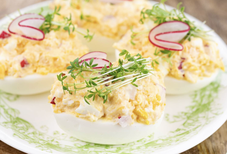 Пикантная весна на тарелке: фаршированные яйца с редисом и хреном