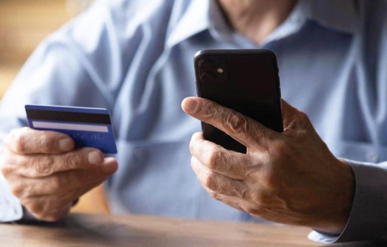 Латвийским пенсионерам за границей нужно срочно подтвердить свой статус для сохранения льгот