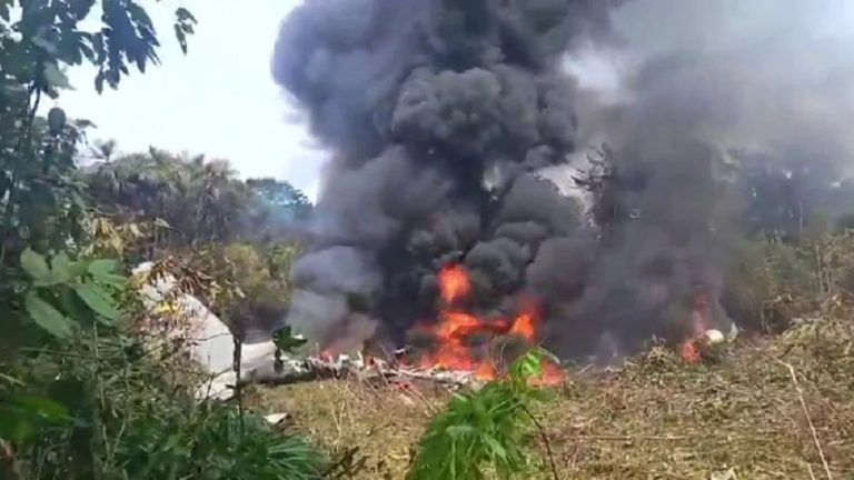 Число погибших при крушении самолета ВВС Колумбии достигло 66