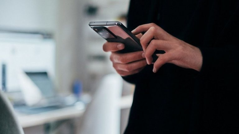 В Эстонии мошенники выманили у женщины 9300 евро под предлогом снятия отпечатков пальцев