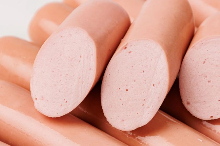 Осторожно, не ешь! В Латвии выявили опасные бактерии Listeria в литовских сосисках