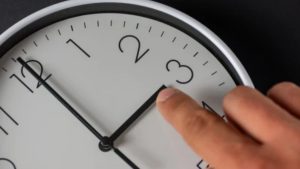 Часы с переведёнными стрелками, символизирующие переход на летнее время в Латвии