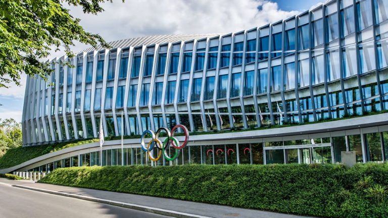 МОК запретил трансгендерам участвовать в женских соревнованиях: решение вступит в силу на Играх-2028