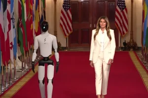 Гуманоидный робот Figure 3 выступает в Белом доме перед Меланией Трамп и международными гостями