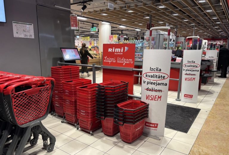 Пустые полки и огромные очереди: как рижане штурмуют Rimi в торговом центре Mols перед закрытием