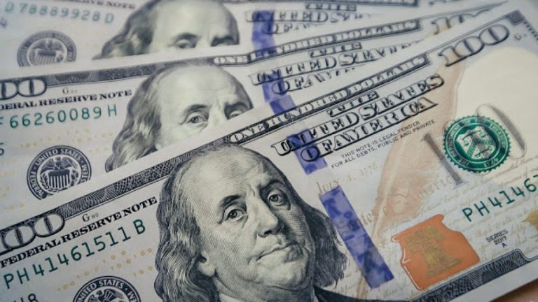 На долларовых купюрах впервые появится подпись Трампа