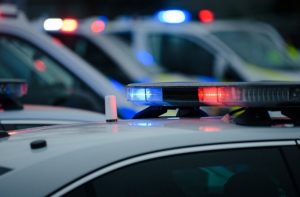 Пустые полки и огромные очереди: как рижане штурмуют Rimi в торговом центре Mols перед закрытием