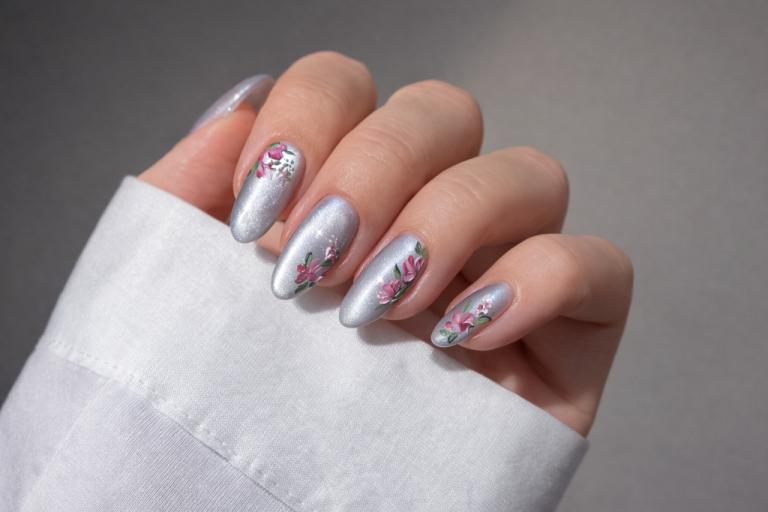 Пасхальный маникюр без наивных рисунков: 8 идей, которые выглядят дорого (+бонус идеи)