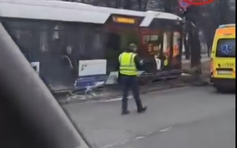 В центре Риги автобус «Rīgas satiksme» попал в аварию - прямо напротив Кабмина