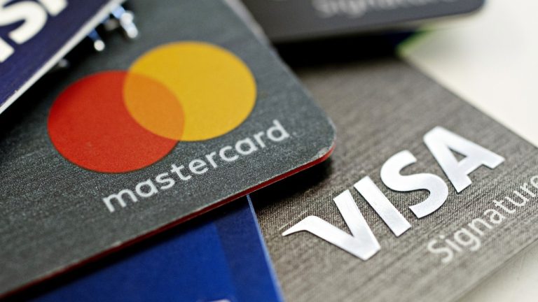 Европа зависит от американских карт: насколько реальна угроза отключения Visa и Mastercard при Трампе