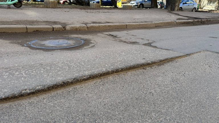 Плакать или смеяться: рижанин показал позорный результат ремонта дороги на улице Палму