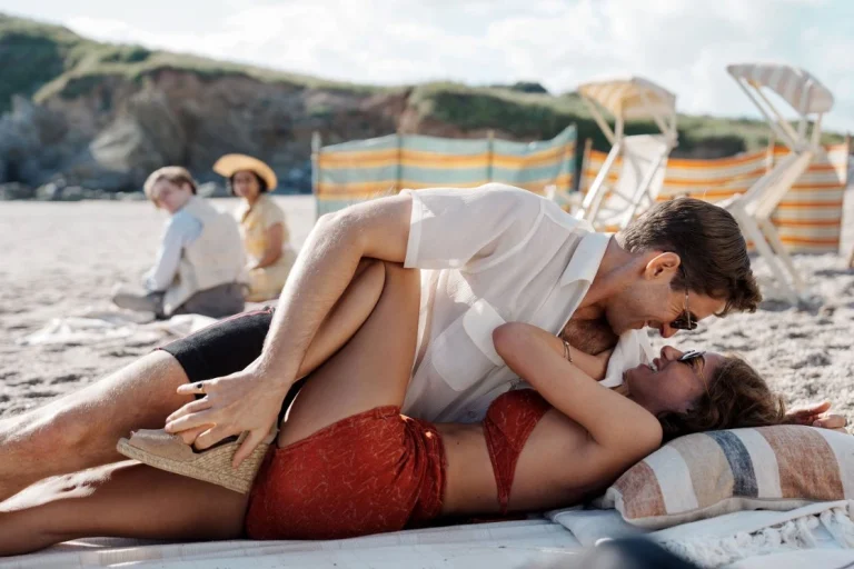 Любовный треугольник на фоне убийства: сериал по Агате Кристи покоряет зрителей своей эстетикой