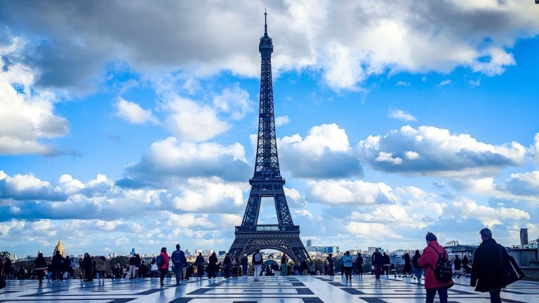 Часть Эйфелевой башни уйдёт с молотка: оригинальную лестницу выставят на аукцион