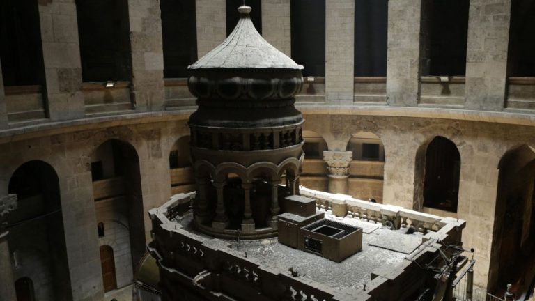 Церемония схождения Благодатного огня в Иерусалиме пройдет без паломников