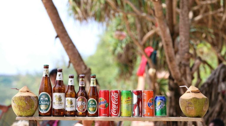 «Поднеси палец к носу»: в Таиланде вводят тесты на трезвость перед продажей алкоголя туристам