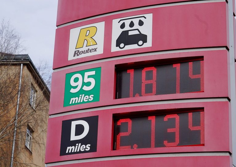 Латвийские водители почувствуют эффект от снижения акциза на дизель с небольшой задержкой