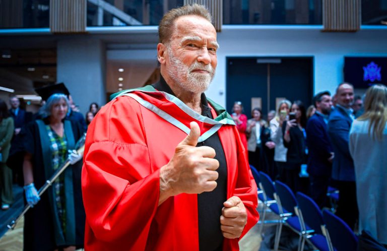 Путь от бодибилдера до доктора наук: Арнольд Шварценеггер получил почетное звание в Северной Ирландии