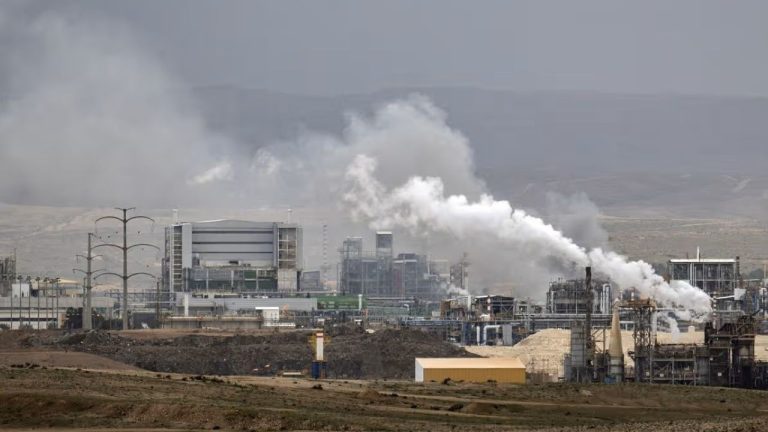 Взрывы в Дубае: ПВО перехватывает угрозы, жители сообщают о серии мощных ударов