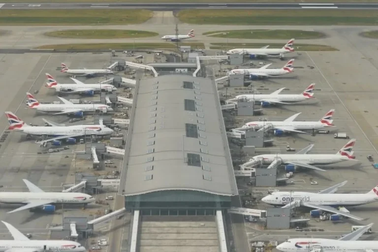 Массовые отмены авиарейсов по всему миру: цены на топливо выросли из-за ситуации на Ближнем Востоке