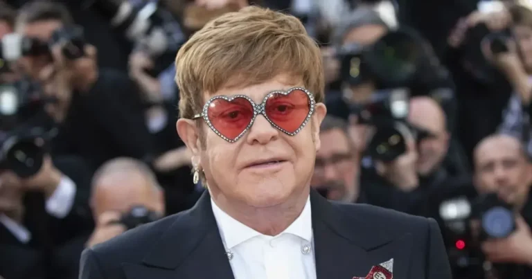 Элтон Джон представил редкий семейный портрет с мужем и подросшими сыновьями в Лондоне