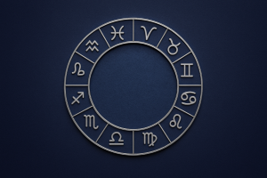 зодиакальный круг с символами всех 12 знаков зодиака на мягком светлом фоне, иллюстрация к гороскопу на 5 марта 2026 года