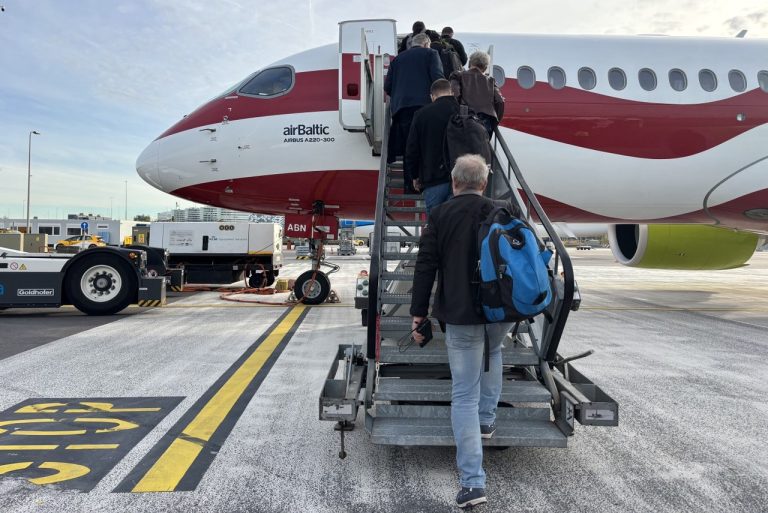 Латвийских граждан вывезут из Дубая спецрейсом airBaltic с приоритетом для семей с детьми