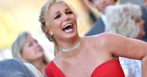 Семьи платят по двести пятьдесят тысяч долларов за срочный выезд из Дубая на частных самолетах