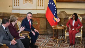 Хватит это терпеть: в аэропорту США запретили появляться в домашней одежде и резиновых тапочках