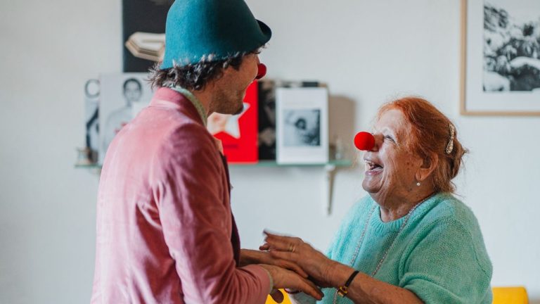 Клоуны на радость бабушкам и дедушкам: в пансионатах Латвии начала работу программа HOPI