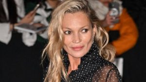 Кейт Мосс в ярко-фиолетовой блузе на показе Saint Laurent во время Недели моды в Париже — фиолетовый стал главным цветом сезона весна-лето 2