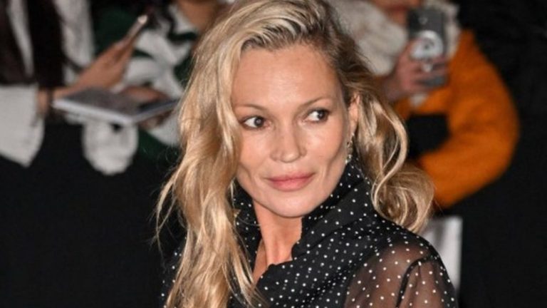 Кейт Мосс в ярко-фиолетовой блузе на показе Saint Laurent во время Недели моды в Париже — фиолетовый стал главным цветом сезона весна-лето 2