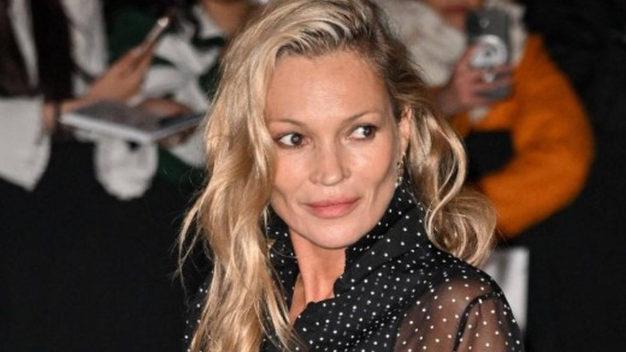 Кейт Мосс в ярко-фиолетовой блузе на показе Saint Laurent во время Недели моды в Париже - фиолетовый стал главным цветом сезона весна-лето 2