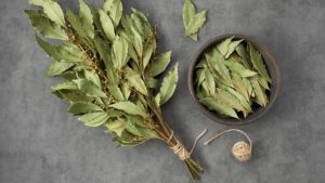 Стеклянная банка с водой, пищевой содой и лавровыми листьями — простой натуральный способ освежить воздух в доме без химии.