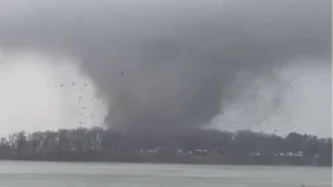 Мощный торнадо над жилым районом на севере США, разрушенные дома и поваленные деревья после сильного шторма.